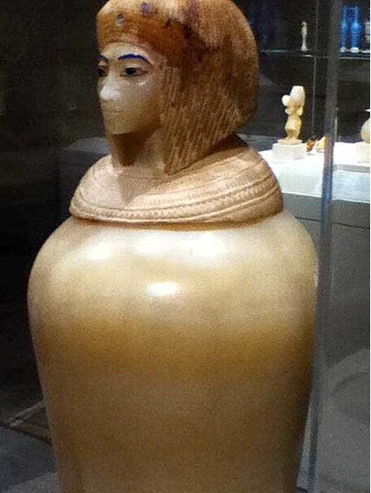 Jar Canopic con la cabeza de una mujer tallada, identificado diversamente como Nefertiti, Tiye, Merytamen o Kiya