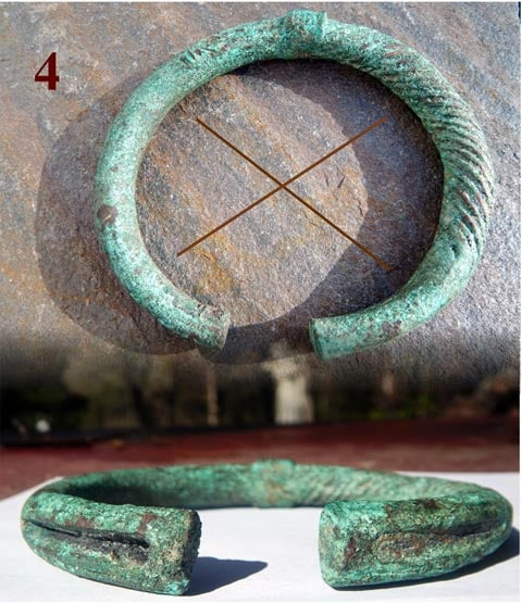 Esta foto es un brazalete de Europa Central (300 aC) con una forma atípica, que cuenta con un diseño sencillo en un lado y una versión más elaborada (bronce trenzado) en el otro.  Dos formas abstractas largo de un triángulo están grabados en cada terminal, un corte más profundo del lado liso y menos elaborado un corte en el lado retorcido, formando una referencia cruzada codificada de una X.