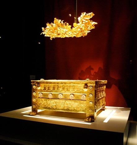 Larnax de oro que contenía los restos cremados y corona de oro encontrado en la Tumba II en Vergina