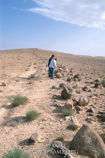 Un primer plano de la pared Khatt Shebib que muestra los cantos rodados perder esa vez fueron apiladas una encima de la otra para formar una pared de 1 a 1,5 metros de altura.