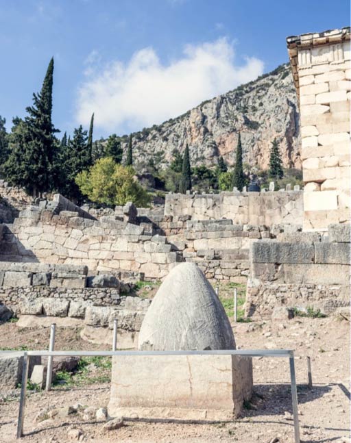 Ombligo del mundo en el templo de Apolo, Delphi, Grecia.