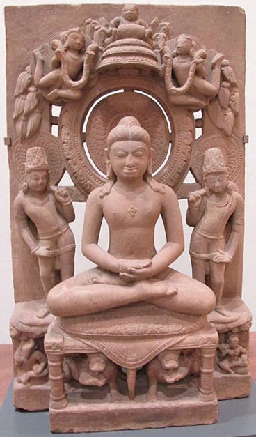 Estatua de Adinatha, también conocido como Rishabha, (el fundador del jainismo) en padmasana (postura del loto).