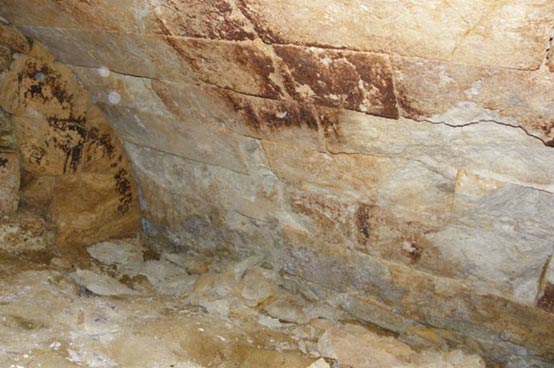 Pintura roja en las paredes de la tumba de Anfípolis