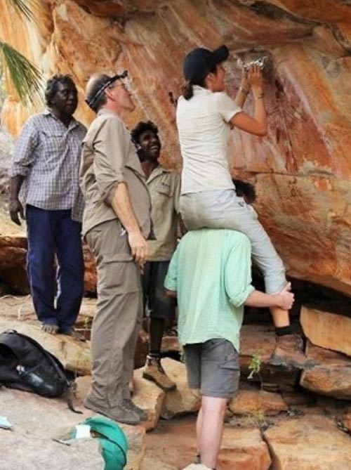 Científicos de la Universidad de Melbourne Helen verdes, Jordy Grinpukel, los propietarios tradicionales Marcos Unghango, Ernie Boona y Damien Fink muestreo de una corteza mineral difícil de alcanzar. 