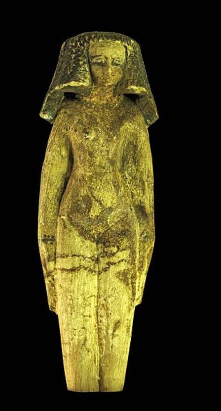 Ushabti de una concubina;  junto con el cuerpo desnudo, la joyería que subyace en los pechos y el pubis afeitados con la vulva visible, la pesada peluca da una connotación erótica de la estatuilla.  madera pintada, Egipto del Imperio Medio.