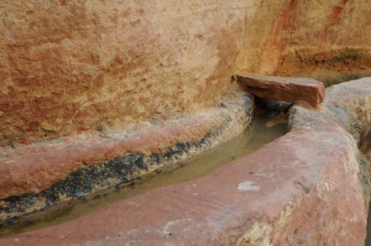 Canal Acueducto mostrando la cubierta de roca que una vez cubierto el acueducto