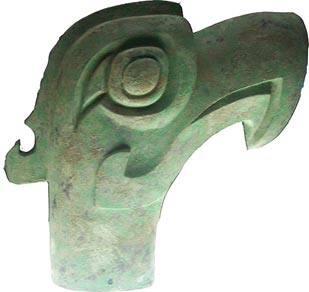 Un pájaro o la cabeza de bronce del dragón-como