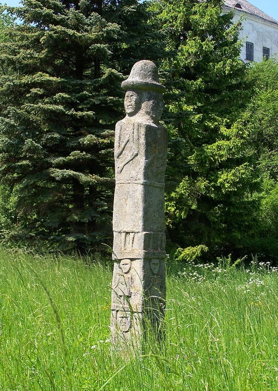 Una escultura moderna Svetovid en Olesko, Ucrania. 