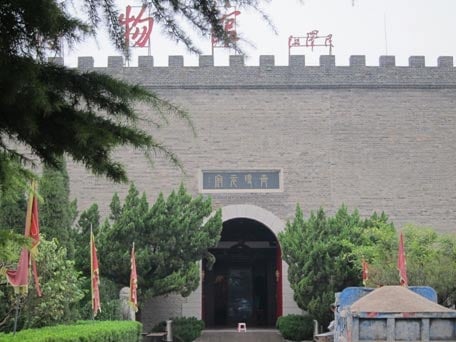 Entrada al museo que muestra la tumba del duque Jing de Qi y sus caballos