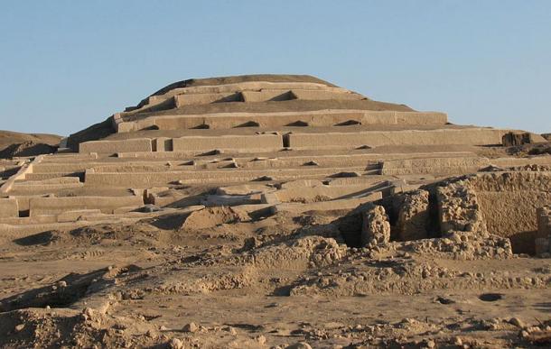 Adobe pirámide en Cahauchi, Perú