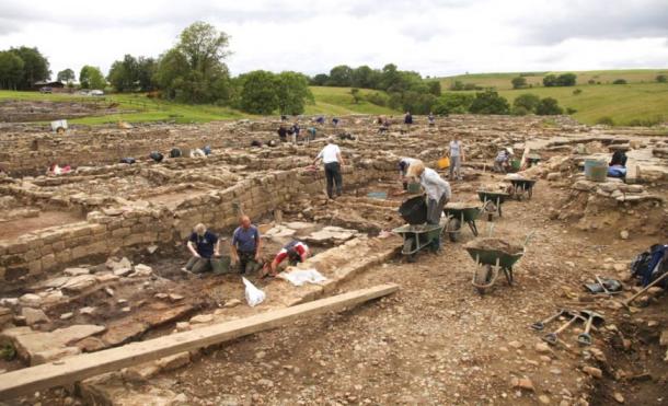 Los arqueólogos que realizan excavaciones en Vindolanda romano