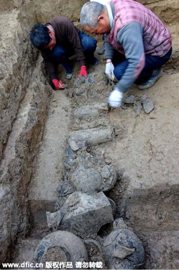 Los arqueólogos descubrir reliquias en una de las tumbas descubiertas recientemente. 