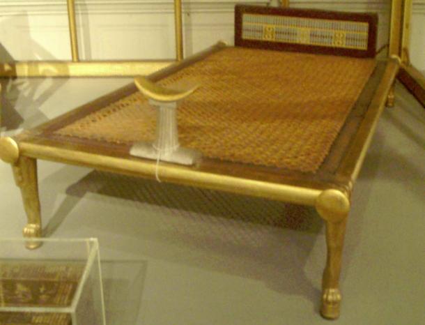 Cama con reposacabezas del mobiliario funerario de Hetepheres I. Reconstrucción de originales en exhibición en El Cairo, esta copia reside en el Museo de Bellas Artes de Boston. 