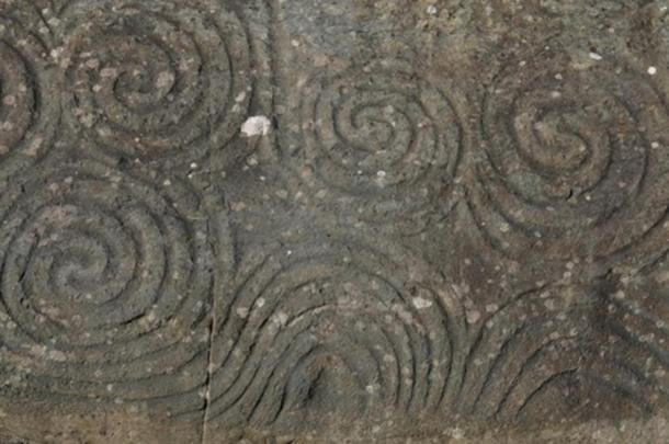 espiral celta en bordillo de piedra.  Newgrange, Cerca de Kells - Co Meath, Irlanda.