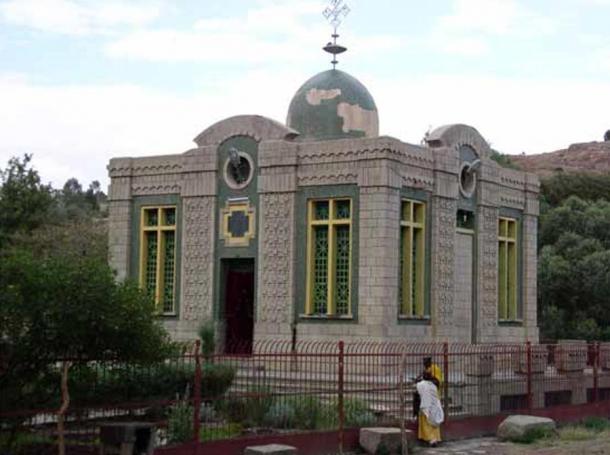 La Iglesia de Nuestra Señora María de Sión en Axum, Etiopía.  Algunas personas argumentan que esta iglesia se encuentra el Arca de la Alianza original.