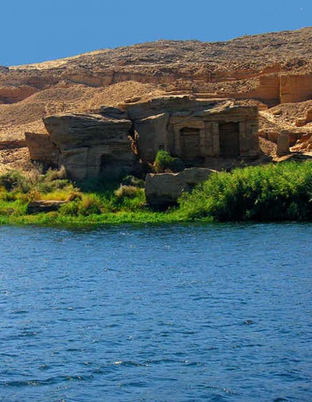 Los templos ruinosos de roca fueron cortados directamente en las rocas en el sitio de canteras de Silsileh, cerca de Aswan, para uso de los trabajadores de la cantera.