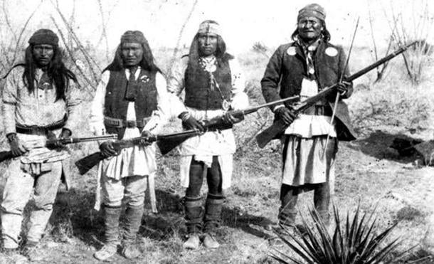 Feared warrior Geronimo (right) and his warriors from left to right: Yanozha (Geronimos’s brother-in-law), Chappo (Geronimo´s son of 2nd wife) and Fun (Yanozha’s halfbrother) in 1886