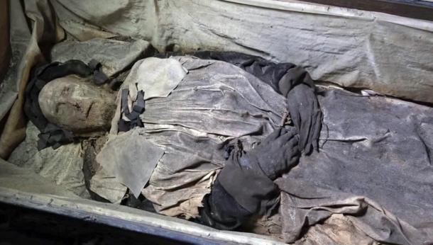 Feto encuentra dentro del ataúd de un obispo del siglo 17 momificado