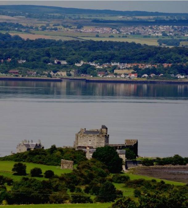 Vista del Firth of Forth, Castillo de la negritud y el pueblo de Charleston fotografiado desde los jardines de la Casa de la Binns. 