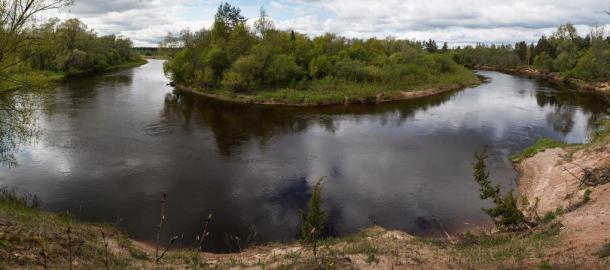 Vista panorámica del río Gauja, dice que es la fuente de las aguas curativas en Gutmana Ala cueva.