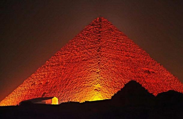 La gran pirÃ¡mide de Giza en la noche.