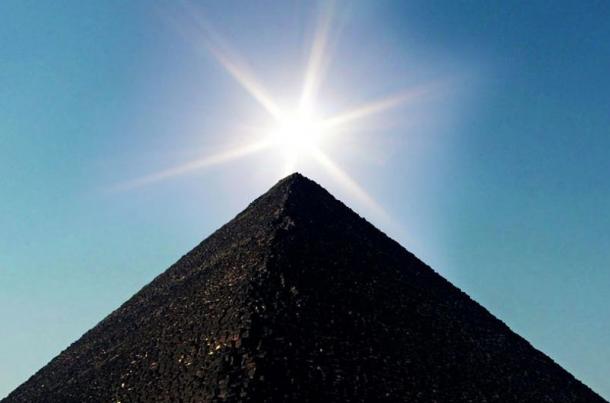 Gran Pirámide de Giza en los rayos del sol.