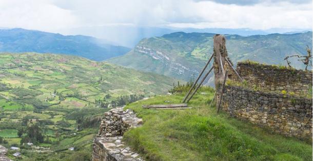 Vista desde la fortaleza de Kuelap, Chachapoyas-Amazonas, las tierras altas del noreste de Perú.