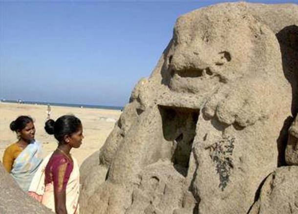 Estatua del león que apareció después del 26 de diciembre, tsunami de 2004 en la playa de Mahabalipuram, India.