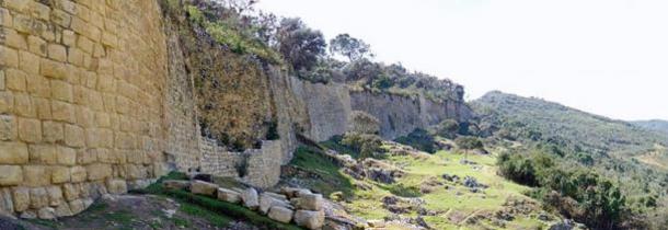 Paredes exteriores masivas, fachada oriental de la ciudadela de Kuelap, Perú.