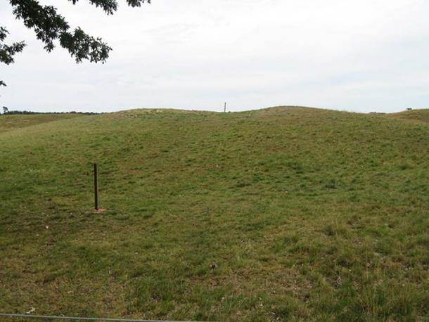 Mound 1: posts mark the ends of the ship.