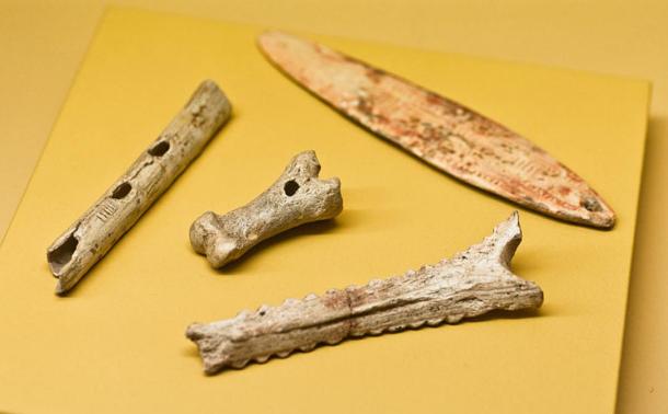 Instrumentos prehistóricos de Francia.  El bullroarer (superior derecha) se hizo con la cornamenta de reno y se encontró en Lalinde, Dordogne.