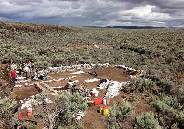 Los arqueólogos de diversas instituciones están excavando el Rimrock Draw Refugio de piedra cavar en Oregon.