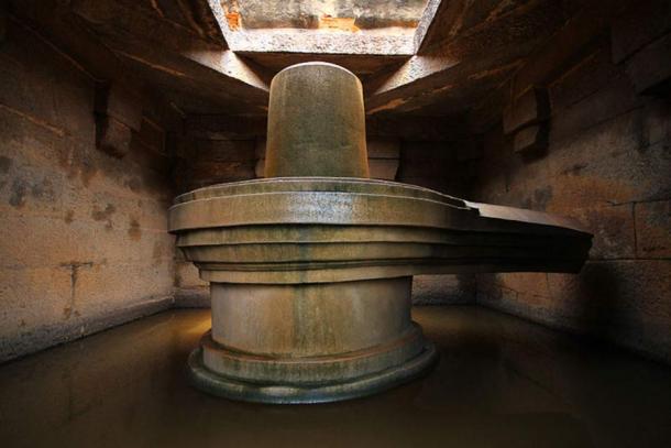 Un lingam de Shiva en el templo Linga cerca Narsimha templo Estatua Badavilinga