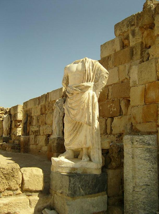 Estatua en la antigua ciudad de Salamina