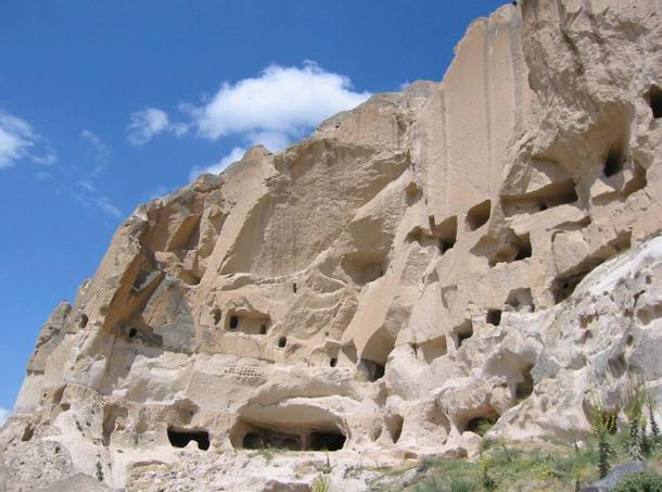 Tatlarin (Nevsehir), Turquía.  Cuevas de la región han sido talladas en la roca volcánica blanda y utilizado como viviendas, caminos, y el almacenamiento.