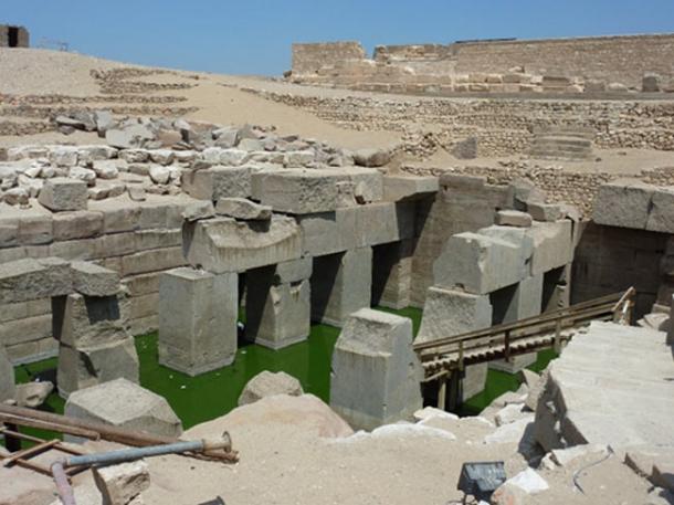 El Osireion en la parte posterior del templo de Seti I