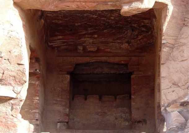 Este nicho en las proximidades de la tumba urna contiene una fila de cuatro baetyls ("bloques de Dios") para la adoración, Petra, Jordania