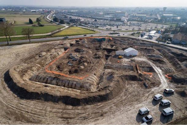 The huge burial mound of the prince and other personages