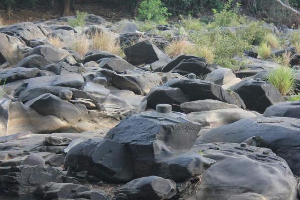 A lo largo del río Shalmala en Karnataka miles de hermosas tallas de Yonis, lingas y Nandi están expuestos cuando los niveles de agua bajan.