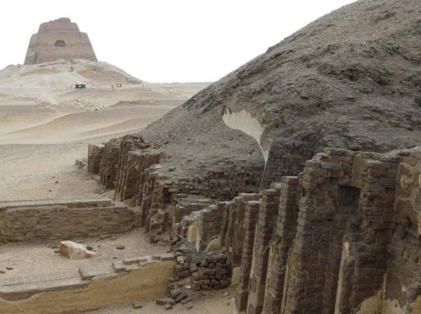 La cámara de las ofrendas sobre el suelo de la mastaba de Nefermaat con el paso pirámide faraónica de su padre en el fondo