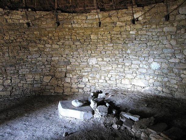 Interior de un edificio circular en Keulap, Perú. 