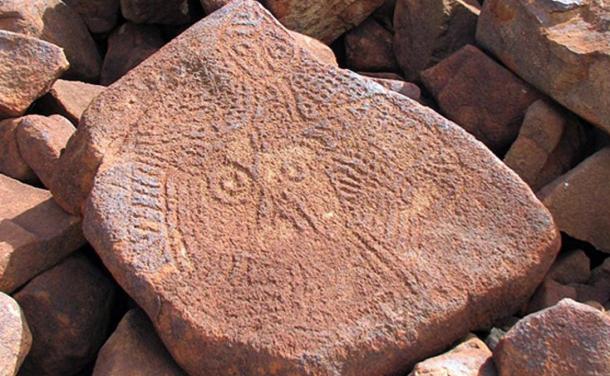 Las caras enigmáticas arcaicos, que se encuentran en gran número sobre el Burrup se encuentran entre las primeras obras de arte rupestre de la región.  Puede ser uno de los rostros tallados más antiguos del mundo