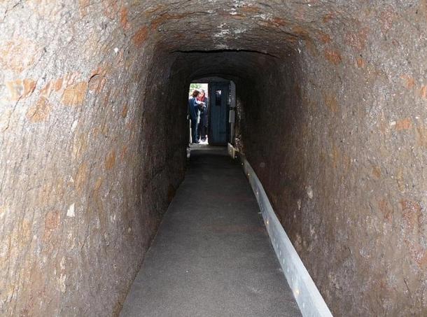 La entrada a la pirámide Cestia en Roma, Italia, como se ve desde el interior 