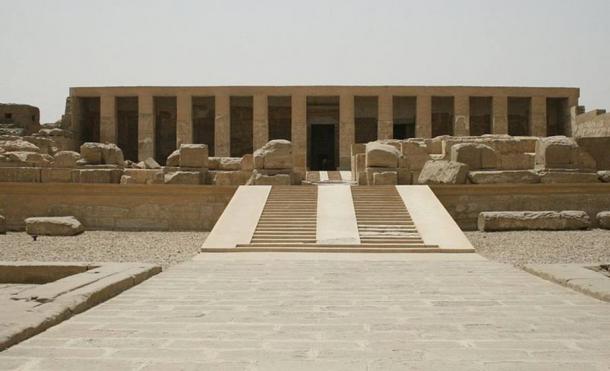 La fachada del templo de Seti I en Abydos, Egipto.