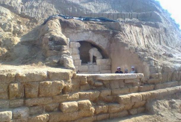 Ancient Tomb vigilado por esfinges en Grecia