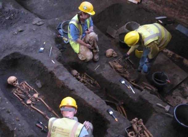 Los arqueólogos llevan a cabo análisis en cientos de los restos.  (Craig Cessford, Cambridge Departamento de Arqueología y Antropología de la Universidad)