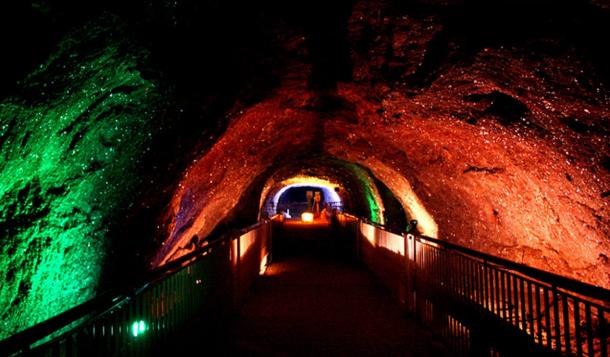 Un túnel iluminado de la mina de sal Khewra, segundo más grande del mundo. 