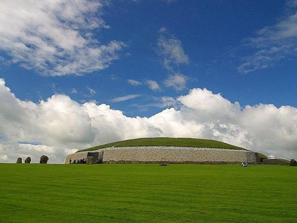 Newgrange, Edad de Piedra Tumba del paso en el condado de Meath, Irlanda es más antiguo que Stonehenge o las pirámides de Egipto.