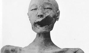 French Egyptologist Asserts that the Younger Lady is Really the Mummy of Nefertiti Front-view-of-the-mummy