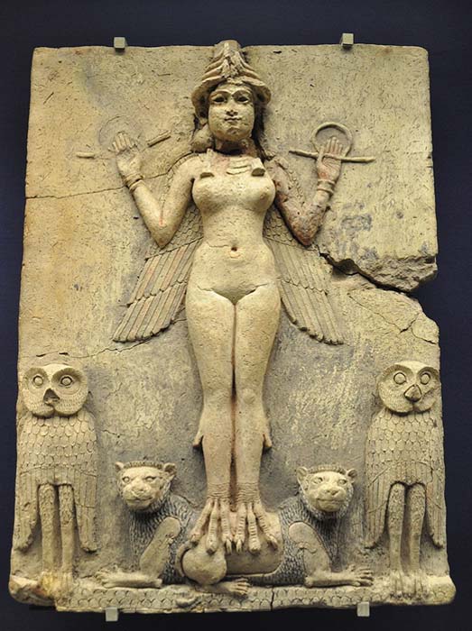 Ce relief montre une déesse assyrienne, peut-être Ishtar ou sa sœur Ereshkigal. (Domaine public)